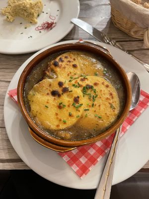 French onion soup  at Le Potager du Marais - Saint Paul in Paris