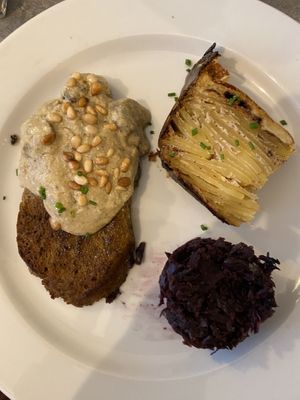 Home made seitan steak with mushroom sauce and dauphinois potatoes   at Le Potager du Marais - Saint Paul in Paris