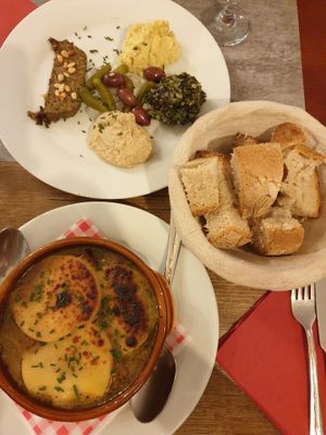 Dip platter with bread, French onion soup at Le Potager du Marais - Saint Paul in Paris