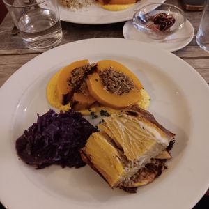 Butternut farcie, chou rouge cuit, gratin dauphinois at Le Potager du Marais - Saint Paul in Paris