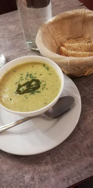 Zucchini soup with basil at Le Potager du Marais - Saint Paul in Paris