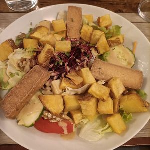 Salad with tofu, vegan cheese and potatoes at Le Potager du Marais - Saint Paul in Paris
