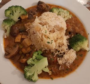 Smoked tofu goulash with oyster mushrooms and rice with almond at Le Potager du Marais - Saint Paul in Paris