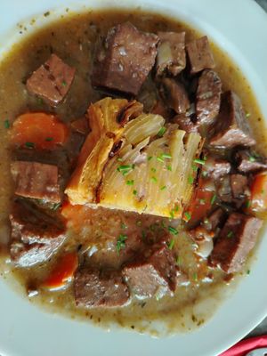 Bourguignon di seitan (stufato di seitan con salsa ai funghi e vino rosso) e gratin dauphinois (sformato di patate con formaggio di mandorle) at Le Potager du Marais - Saint Paul in Paris