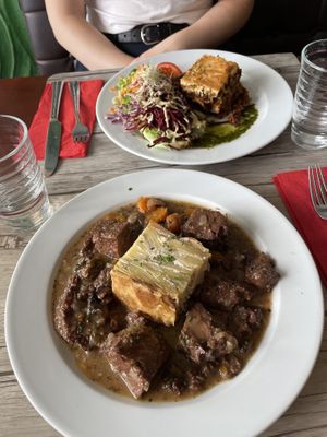 Au premier plan : le bourguignon de seitan et au second plan les lasagnes (menu du jour)  at Le Potager du Marais - Saint Paul in Paris