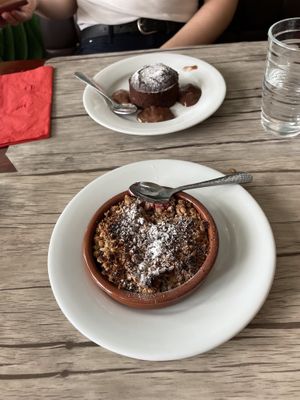 Au premier plan : le crumble de fruits rouges et au second plan le moelleux au chocolat   at Le Potager du Marais - Saint Paul in Paris