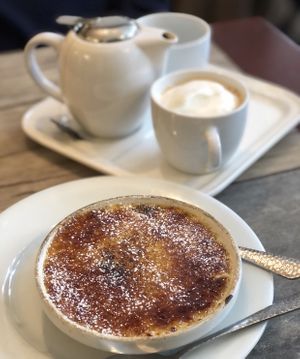 Crème brûlée avec un Café crème   at Le Potager du Marais - Saint Paul in Paris
