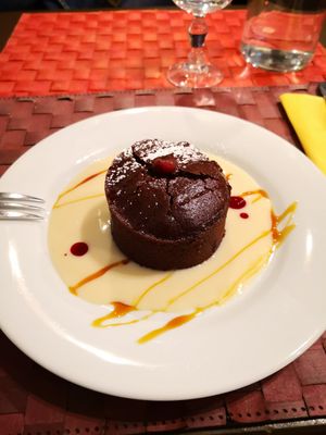 Moelleux au chocolat (chaud) + sauce vanille (froide) at Le Potager du Marais - Saint Paul in Paris