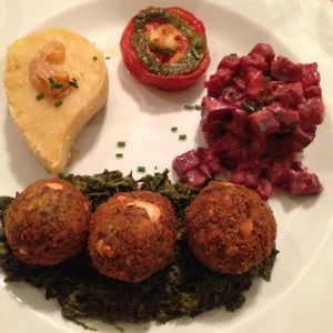 pink lentil balls on a bed of spinach, smashed potatoes, roasted tomato with pesto, and beetroot salad  at Le Potager du Marais - Saint Paul in Paris