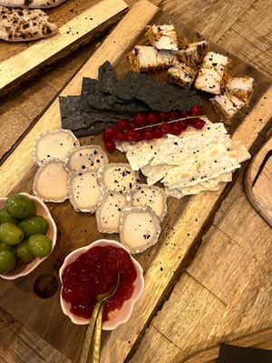 Tabla de quesos veganos: goat cheese y trufado con flores  at Taula in Bilbao