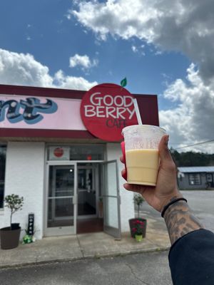 Peaches N’ Cream smoothie😋  at Good Berry Cafe in Blue Ridge
