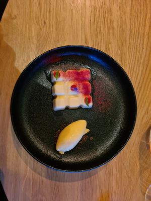 Dessert van sojayoghurt en sorbetijs at GEIJT in Ede