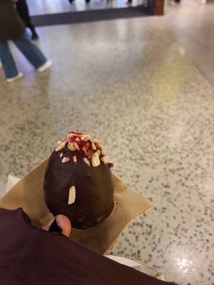 Cherry flødeboller with slivered almonds at Glean - Fisketorvet in Copenhagen