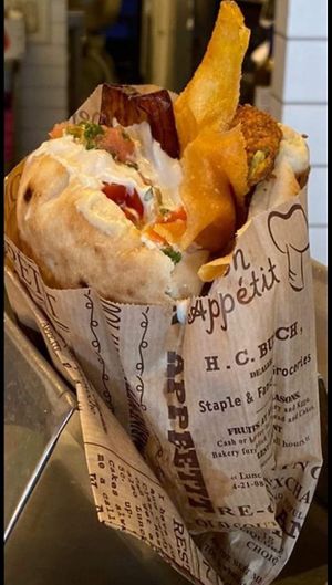 פלאפל חם, טרי וטעים   at Falafel Tova - פלאפל טובה in Netanya