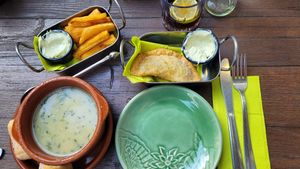 Caldo Verde, Maniok fries, vegan Empanada at Xodó - Brasilianisches Restaurant in Hamburg