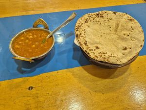Chola masala with rotis at Gupp Shupp @ Chai Shai in Leh