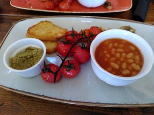 Vegetarian breakfast adapted to vegan (March 2025) at Caffi Tŷ Maenan in Machynlleth