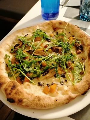 Truffle pizza at Gelatone - Trattoria Pizzeria in Lestartit