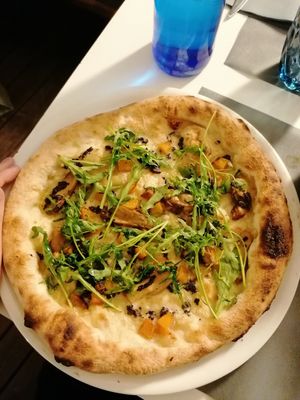 Truffle pizza at Gelatone - Trattoria Pizzeria in Lestartit
