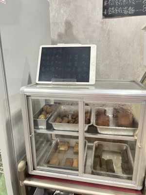 they also have smoked tofu (and boy bean eggs for the vegetarians)  at Pufang Vegetarian Food - 素食 璞方蔬食 燙滷味 in Taoyuan