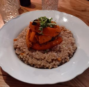 Graupenrisotto mit Kürbisspalten für 15,80 at Das Hoven in Berlin