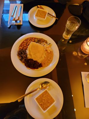 5-curry dish with papadam in middle at Curry Insel in Vienna