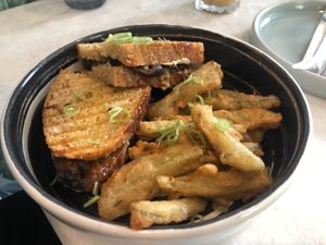 The PB

Pulled mushrooms, caramelized onions, truffle, cashew mayo.
Side of veggie fries. at Noon Bistro in Lahore