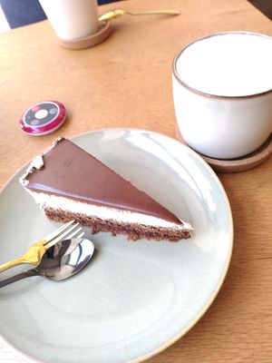 Leckere Schokotorte mit feinem Hafermilch-Cappuccino at Mommy's Cafe in Kaiserslautern