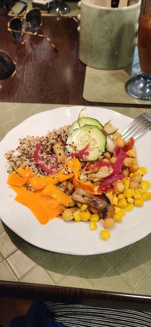 Vegan bowl at La Nonna Brunch in Figueres