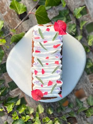 Carrot Cake with "cream cheese"  frosting - vegan and gluten free at CAOS - O Futuro É Vegetal in Lisbon