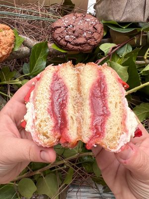 Pink Lemonade Doughnut🤤🤤

#ofuturoévegetal at CAOS - O Futuro É Vegetal in Lisbon