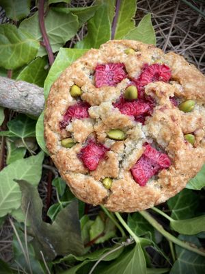Pistachio and raspberry cookie   at CAOS - O Futuro É Vegetal in Lisbon