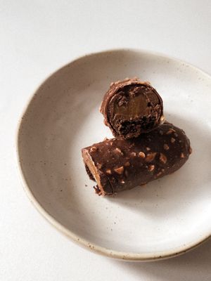 Entremets chocolate e caramelo salgado  at CAOS - O Futuro É Vegetal in Lisbon