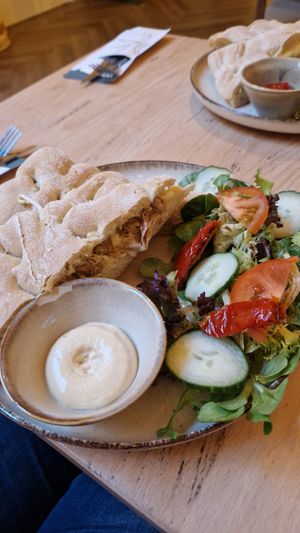 Flat bread vegan pulled chicken at Bōcha Lunchstore in Alkmaar