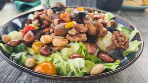 Salade met gebakken champignons en nootjes at De Zon in Overasselt