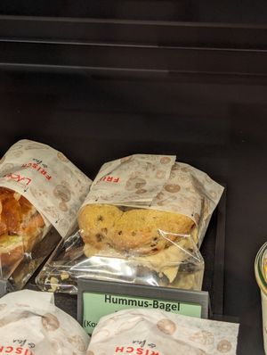 Hummus bagel at Anitas süsse Werkstatt in Spiez