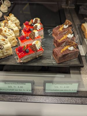 Cakes at Anitas süsse Werkstatt in Spiez