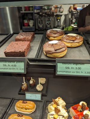 Donut and brownie at Anitas süsse Werkstatt in Spiez