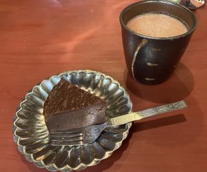ヴィーガンチョコケーキ&オーツミルクチャイ  at Ital Shokudo in Naha