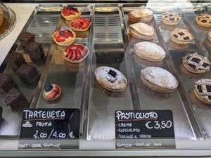 fruti tartlet and "Pasticciotto leccese" a typical sweet from the South of Italy at 100% Bio Lab in Rome