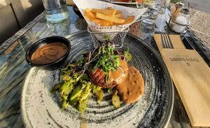 Steak haché, sauce au poivre at Saveurs à la Clé in Gembloux