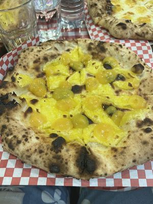 Oro di Napoli (se ve más amarilla de lo normal por la luz)  at La Pizza di Napoli in Marbella