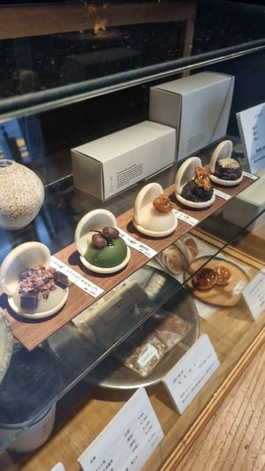 only the middle (miso/fig) and the far right (black sesame) ones are vegan at Mitomi - 実と美 in Osaka