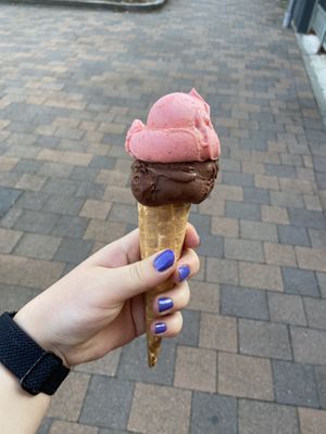 Erdbeere & Dark Schoko  at Eisdiele Veneta in Eggenstein-leopoldshafen