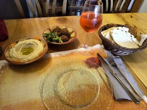 Hummus e falafel at Fairouz in Venice