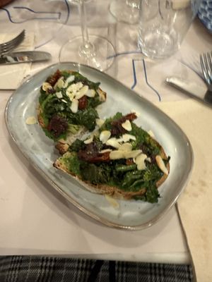 Crostone con cime di rapa pomodori secchi e mandorle tostate   at Piattini Caffè & Vini in Turin