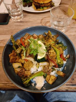 Tofu braisé et légumes sautés at Lola Rosa - Milton in Montreal