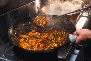 麻婆豆腐は若き職人たちが動物性なし調理をすることが可能です。 at Susuruka, Susuranka (Shinsaibashi Branch) - すするか、すすらんか。心斎橋 in Osaka