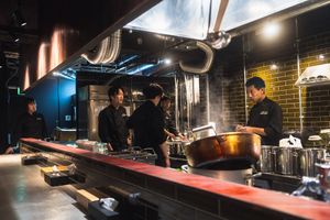 綺麗な内装にはオーナーのラーメンをおしゃれな空間で楽しんで欲しいという思いが込められています。 at Susuruka, Susuranka (Shinsaibashi Branch) - すするか、すすらんか。心斎橋 in Osaka