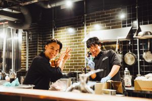 従業員はどれも若く、楽しんで働いておりフレンドリーです。英語も何なく？こなします。 at Susuruka, Susuranka (Shinsaibashi Branch) - すするか、すすらんか。心斎橋 in Osaka